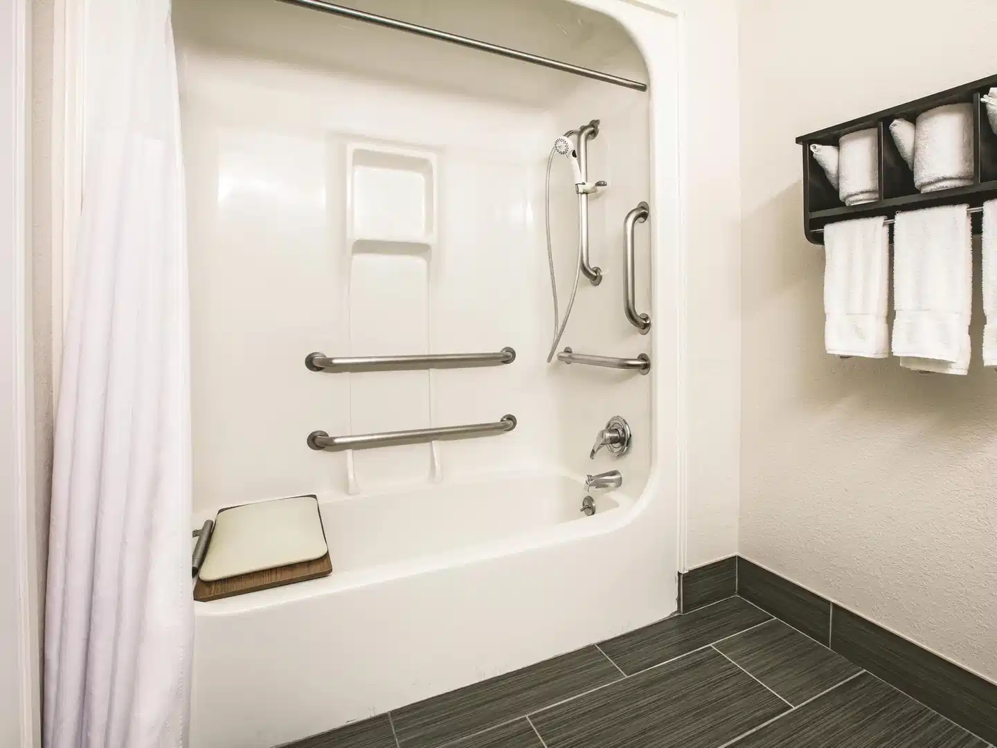 La Quinta Inn & Suites Dallas Las Colinas Badezimmer