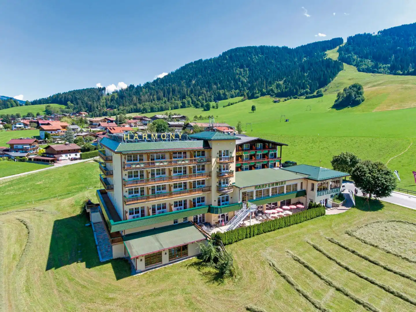 Hotel Harfenwirt & Nebenhaus Aussenansicht