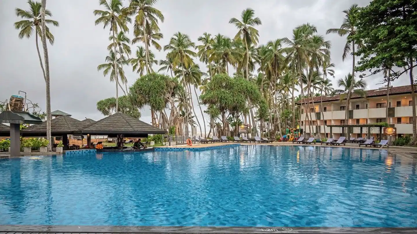 Tangerine Beach Hotel POOL