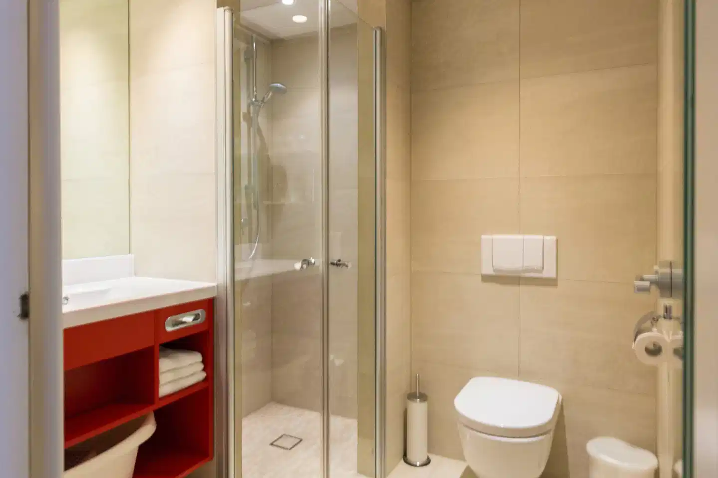 All in Red Thermenhotel Badezimmer