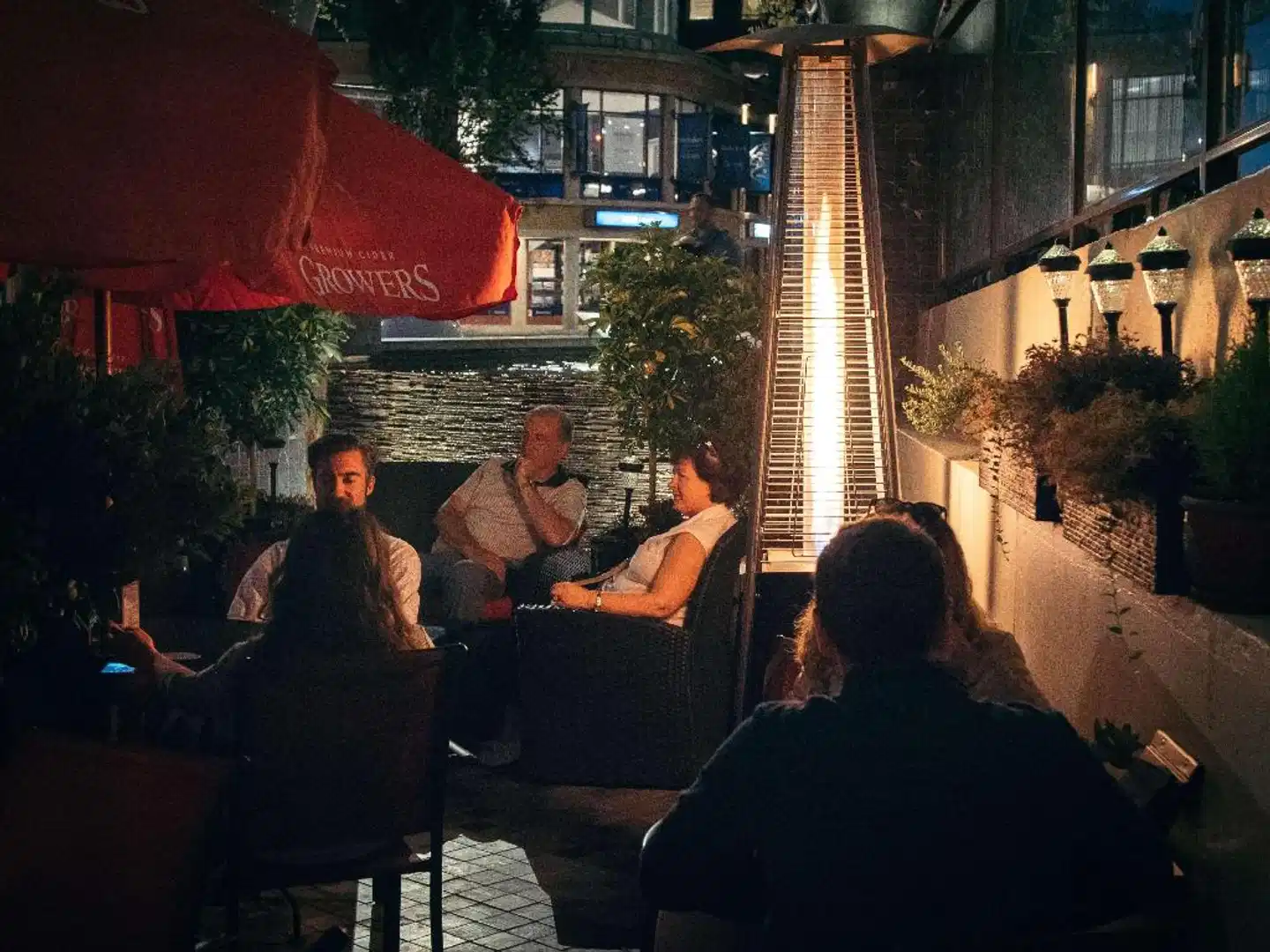 DoubleTree by Hilton Hotel & Suites Victoria Bar