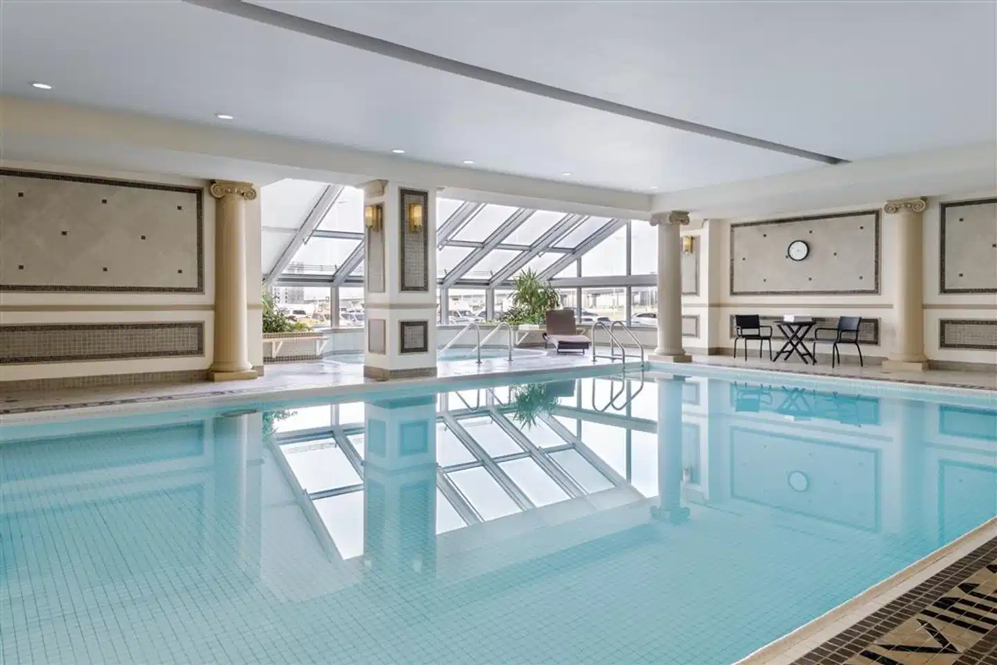 Sheraton Gateway Hotel in Toronto International Airport Hallenbad