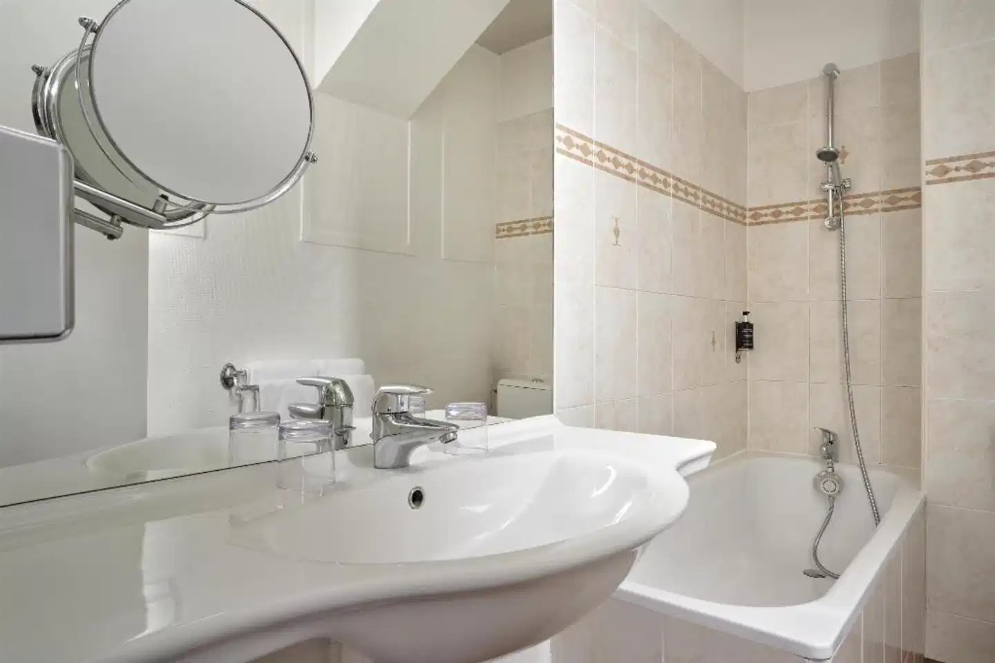 Hôtel Abaca Messidor by HappyCulture Badezimmer