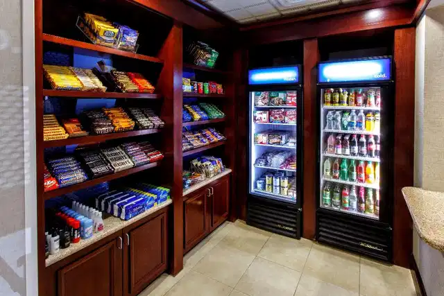 Hampton Inn & Suites Staten Island Bar