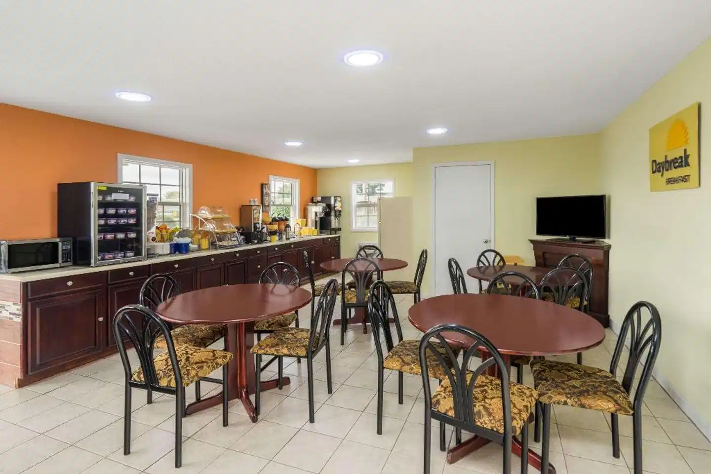 Days Inn by Wyndham Statesville Bar