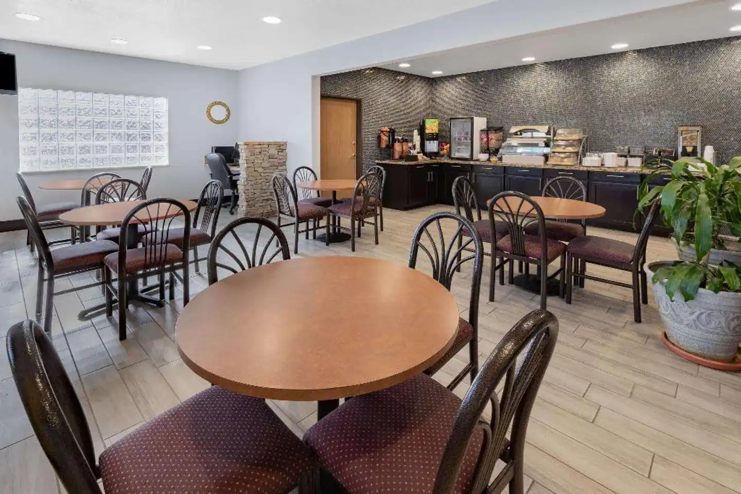 Days Inn by Wyndham Bernalillo Bar