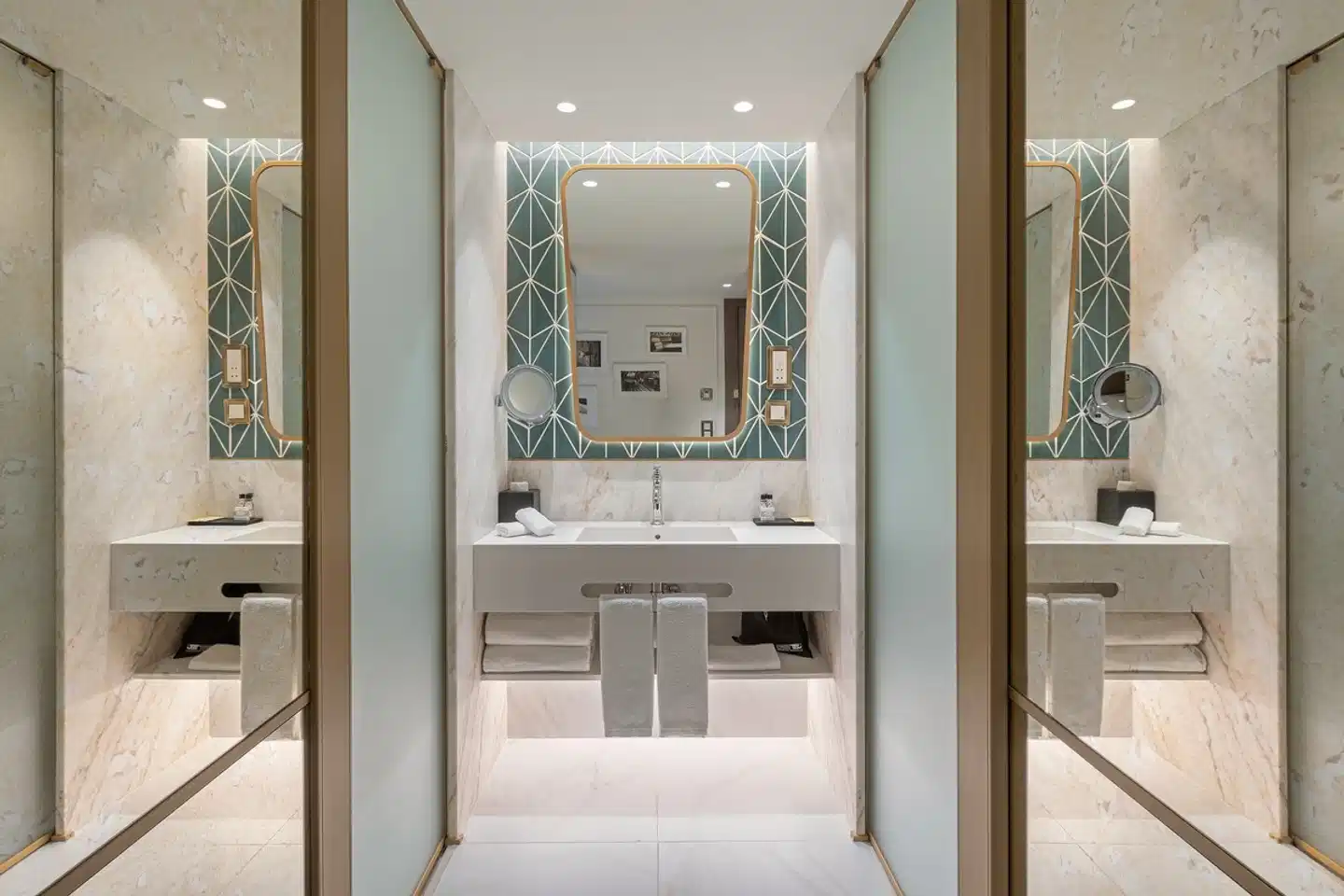 The Emerald House Lisbon, Curio Collection by Hilton Badezimmer