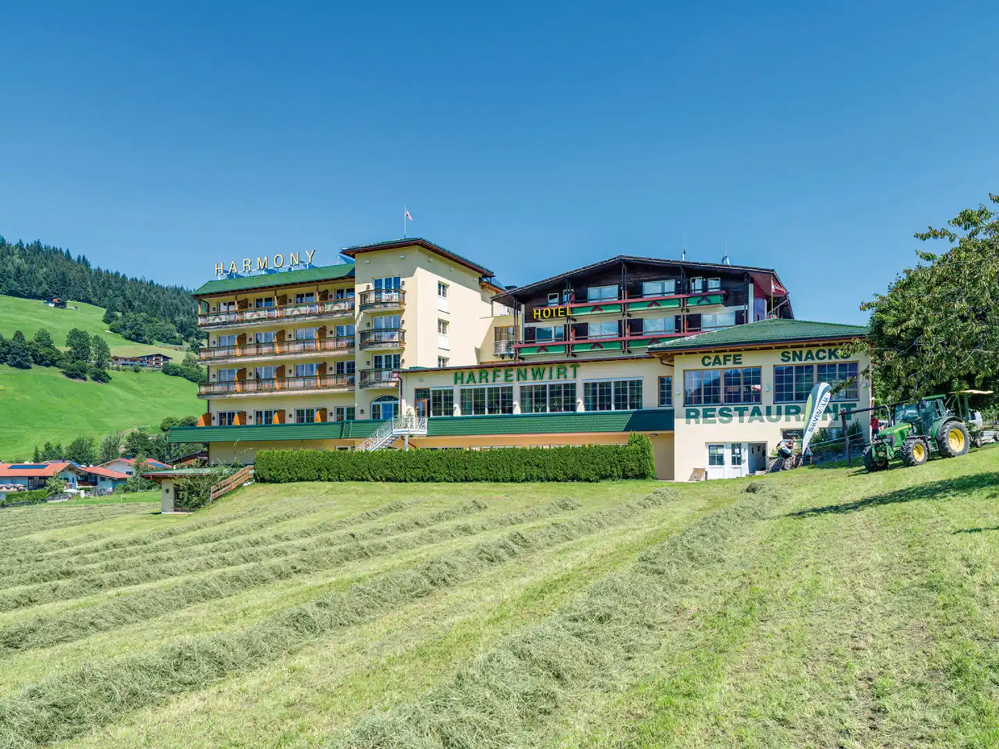 Hotel Harfenwirt & Nebenhaus Aussenansicht