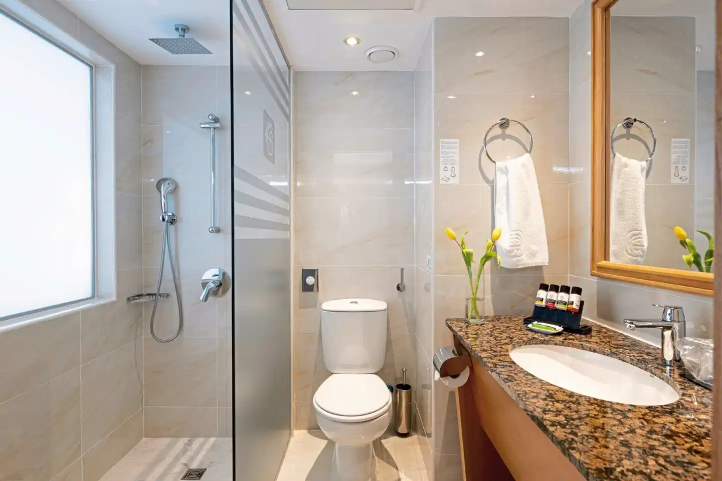 Constantinou Bros Athena Royal Beach Badezimmer