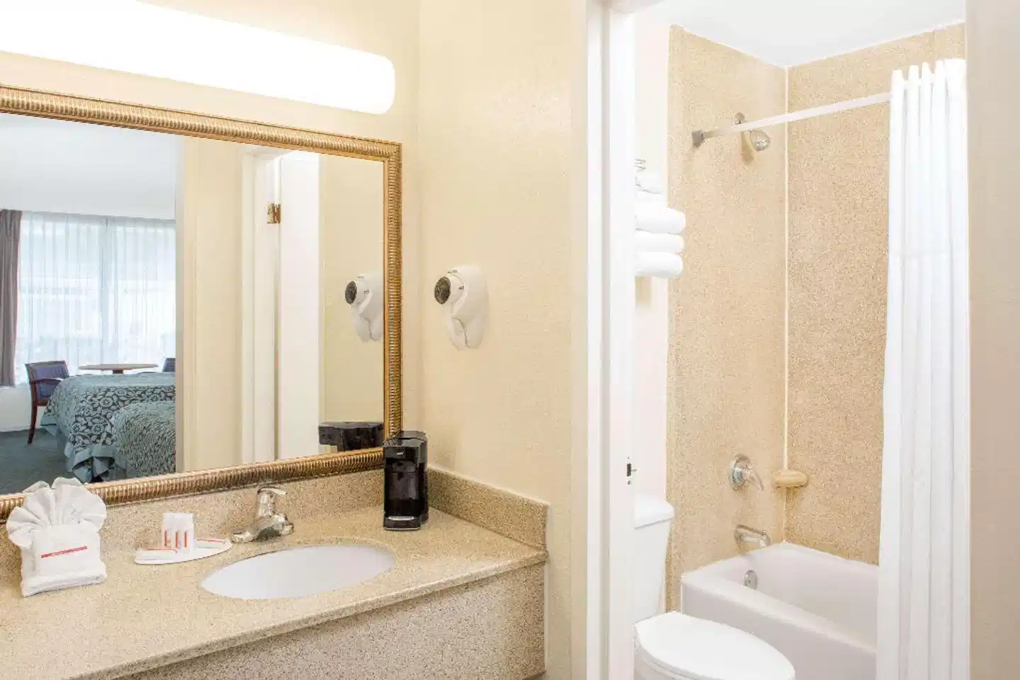 Days Inn by Wyndham Titusville Kennedy Space Center Badezimmer