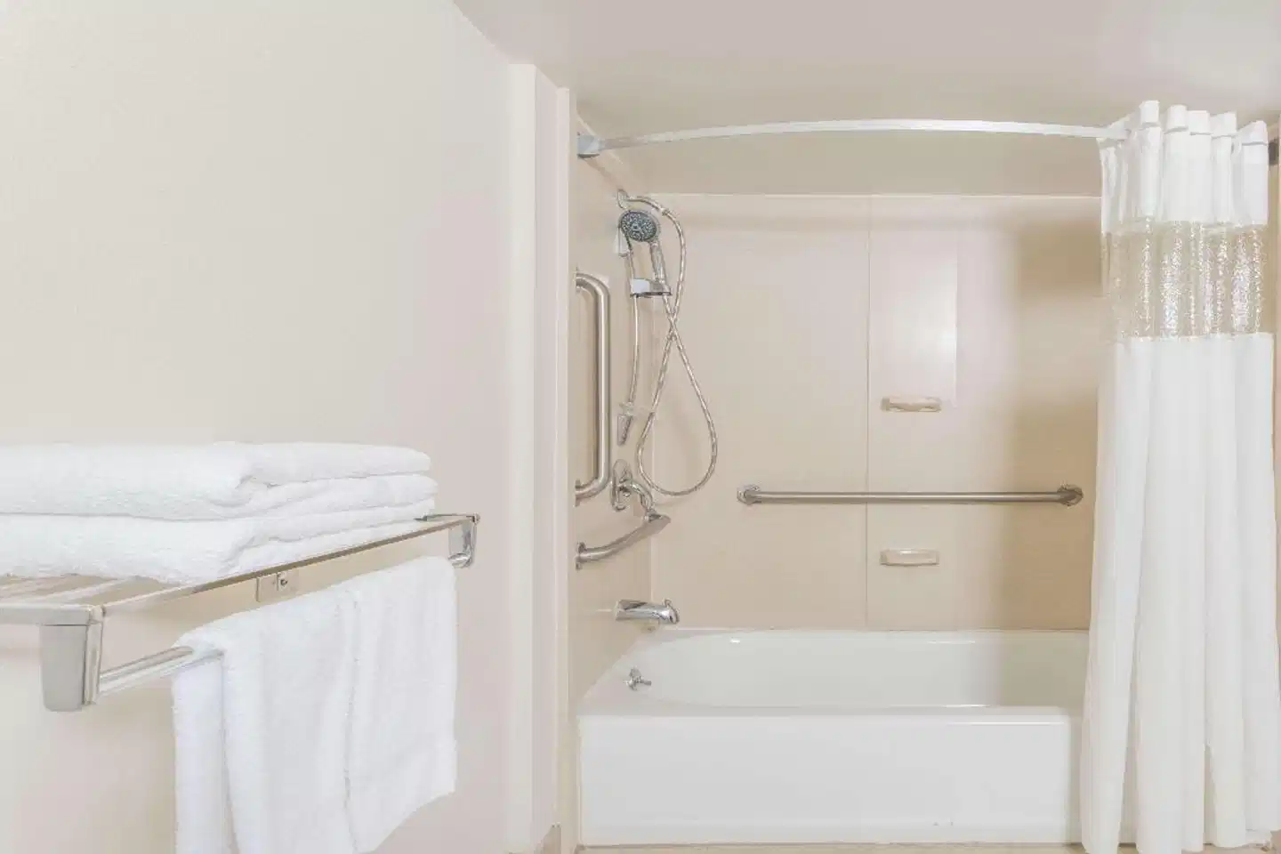 Days Inn by Wyndham Camp Springs/Andrews AFB DC Area Badezimmer