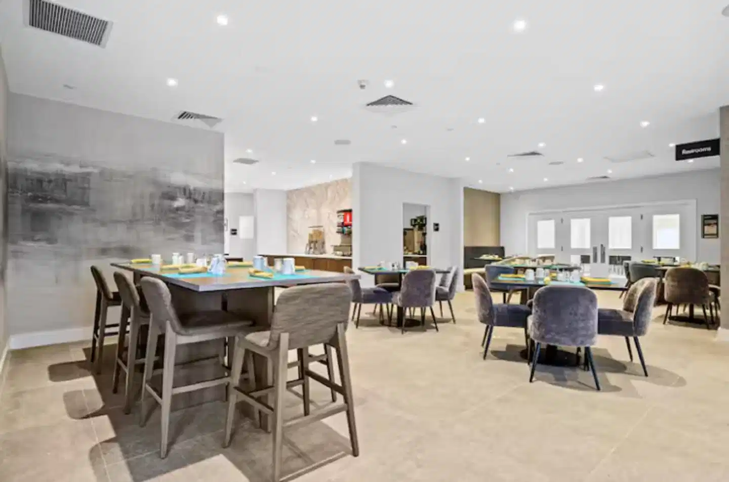 DoubleTree by Hilton New York JFK Airport Bar