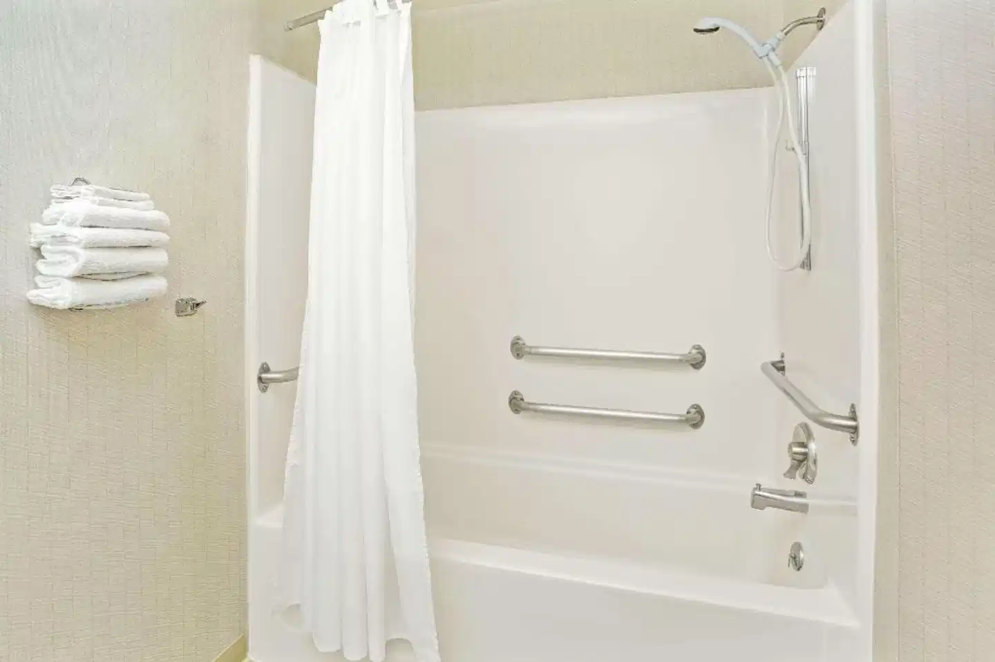 Microtel Inn & Suites by Wyndham Raleigh Durham Airport Badezimmer