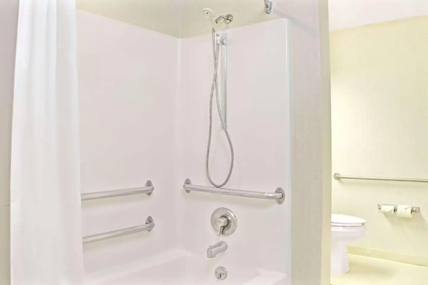 Microtel Inn & Suites by Wyndham Raleigh Durham Airport Badezimmer