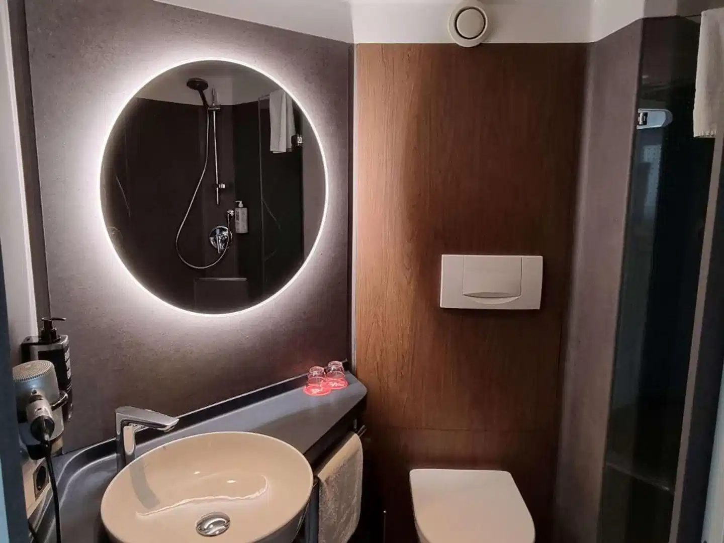 ibis Luebeck City Badezimmer