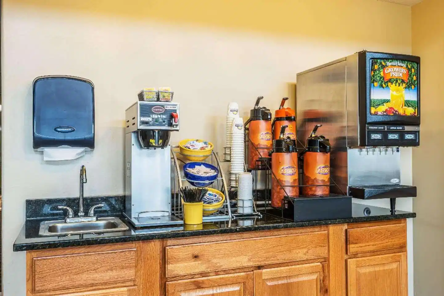 Days Inn by Wyndham Pueblo Bar