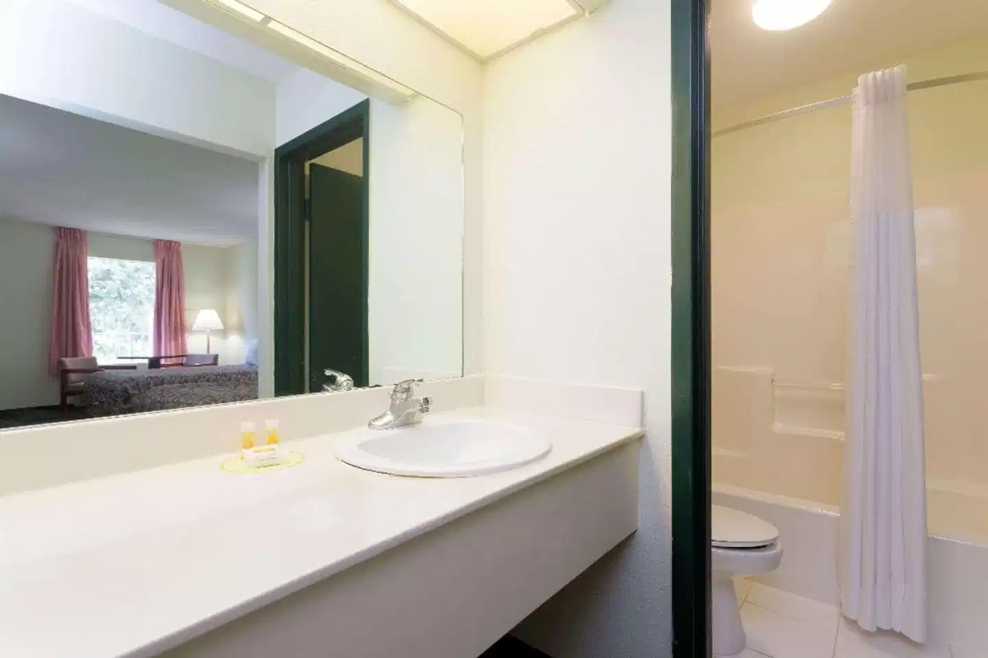 Days Inn by Wyndham Crystal River Badezimmer