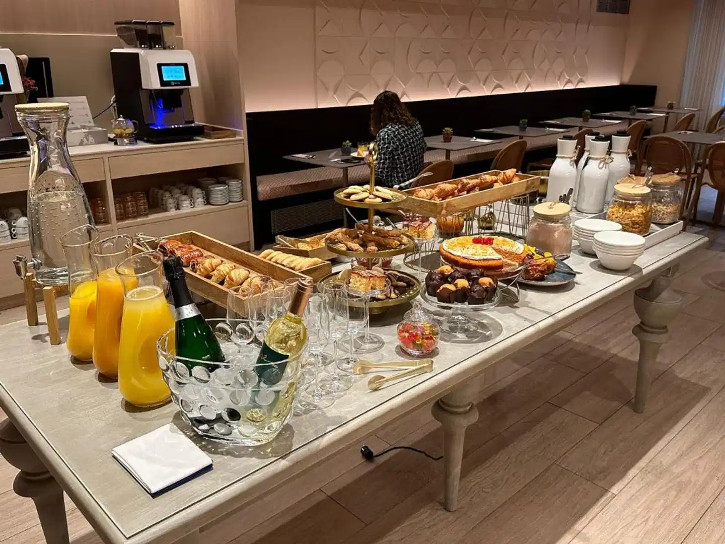 Arcelon Hotel Restaurant