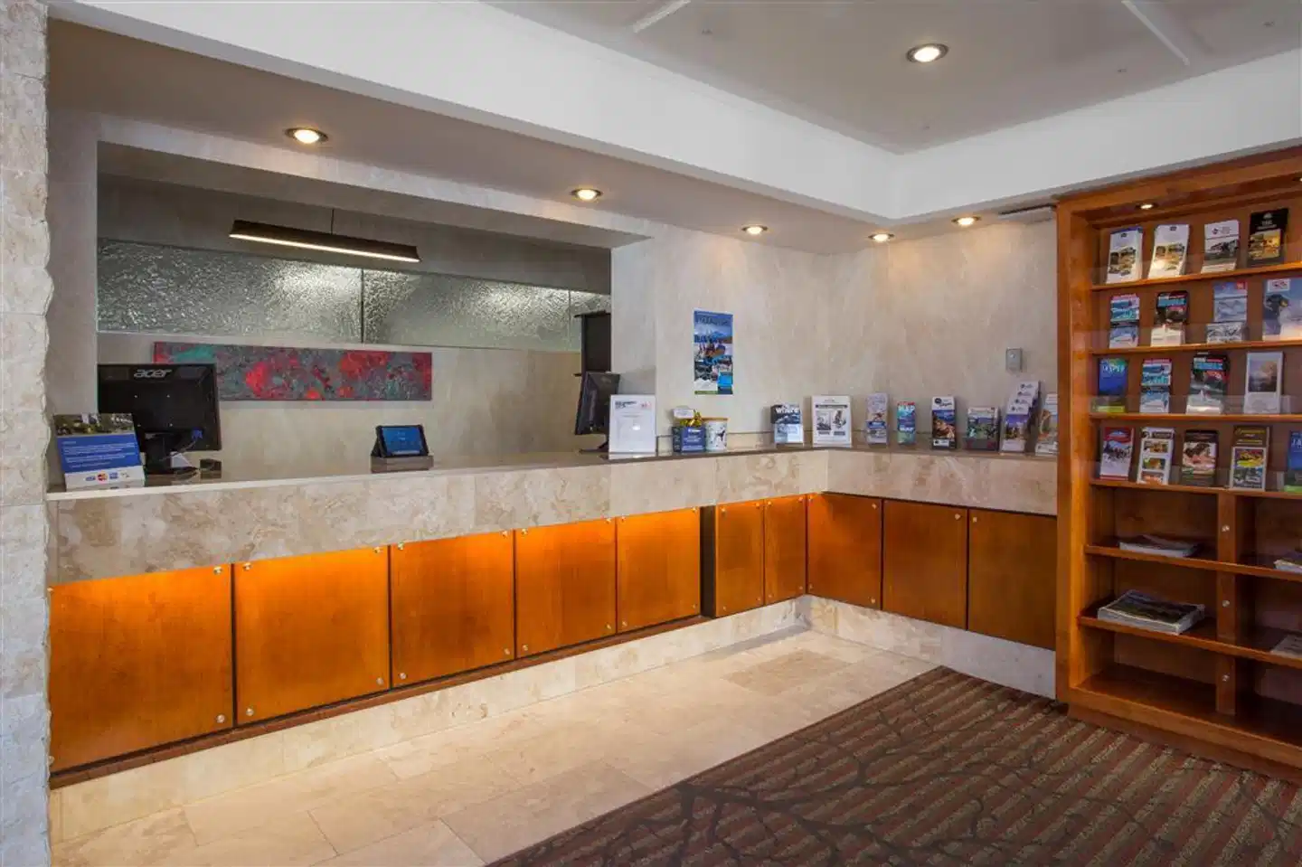 Jasper Inn & Suites by Inn Hotels Lobby