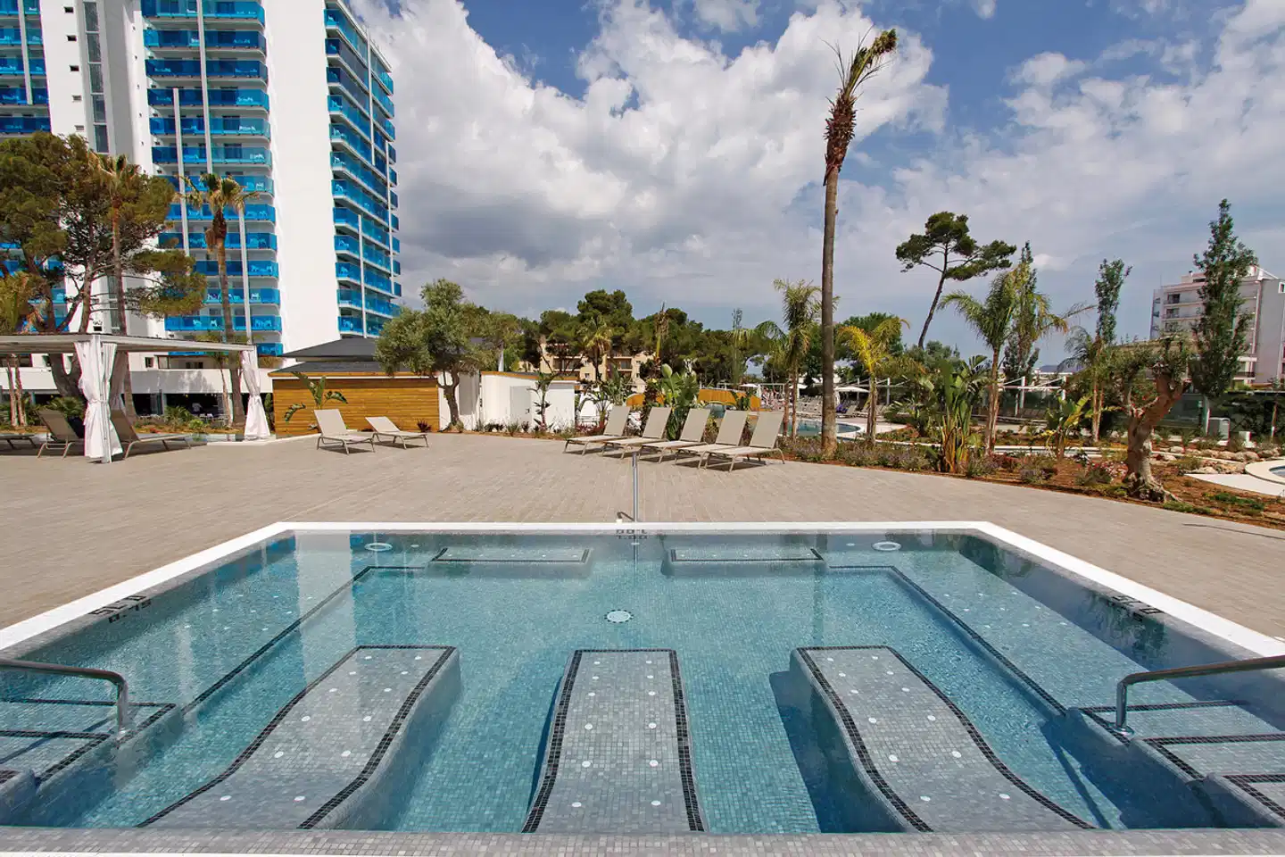 BG Tonga Tower Design Hotel & Suites Pool