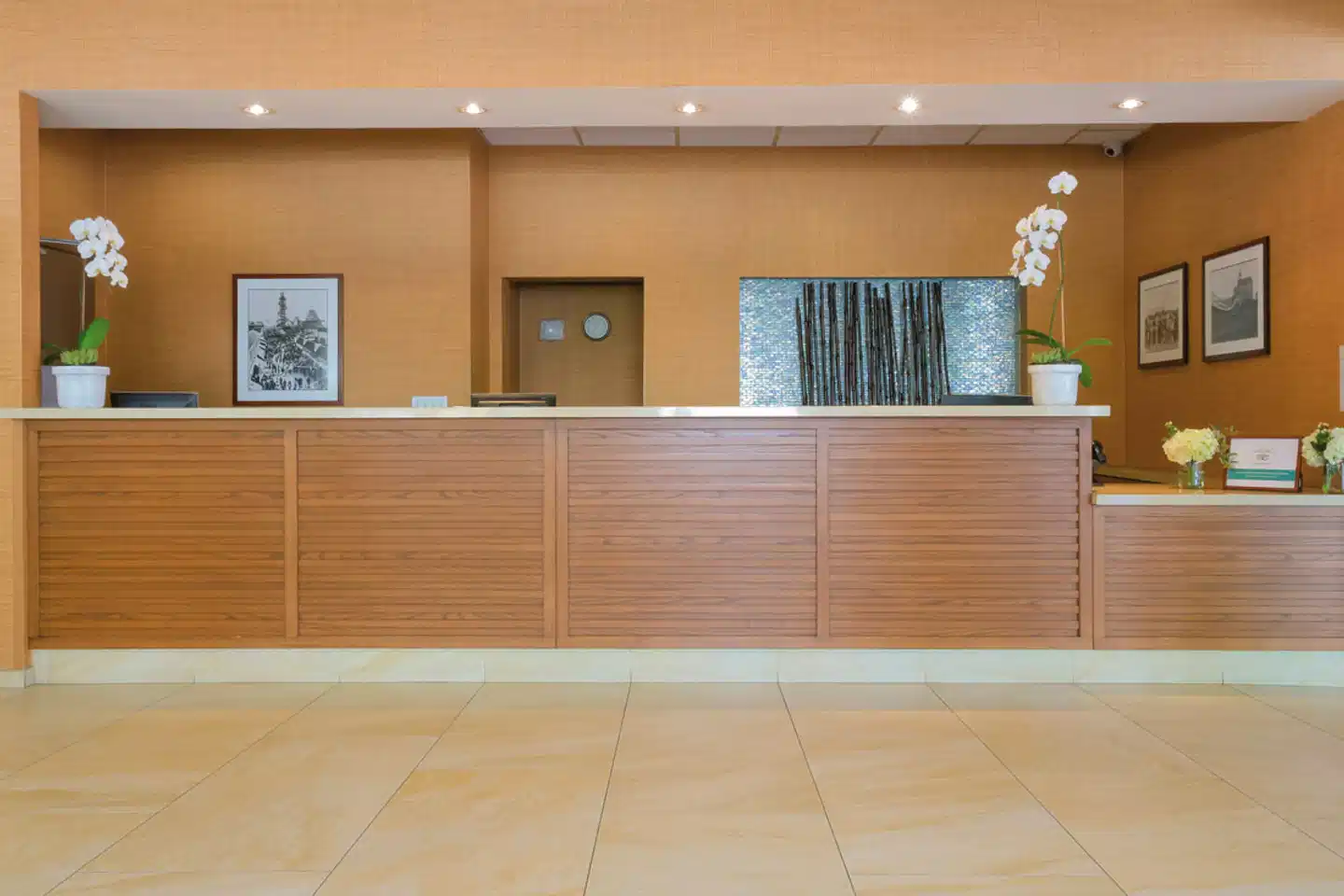 Gateway Hotel Santa Monica Lobby