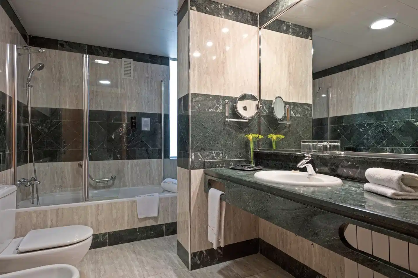 Abba Sants Hotel Badezimmer