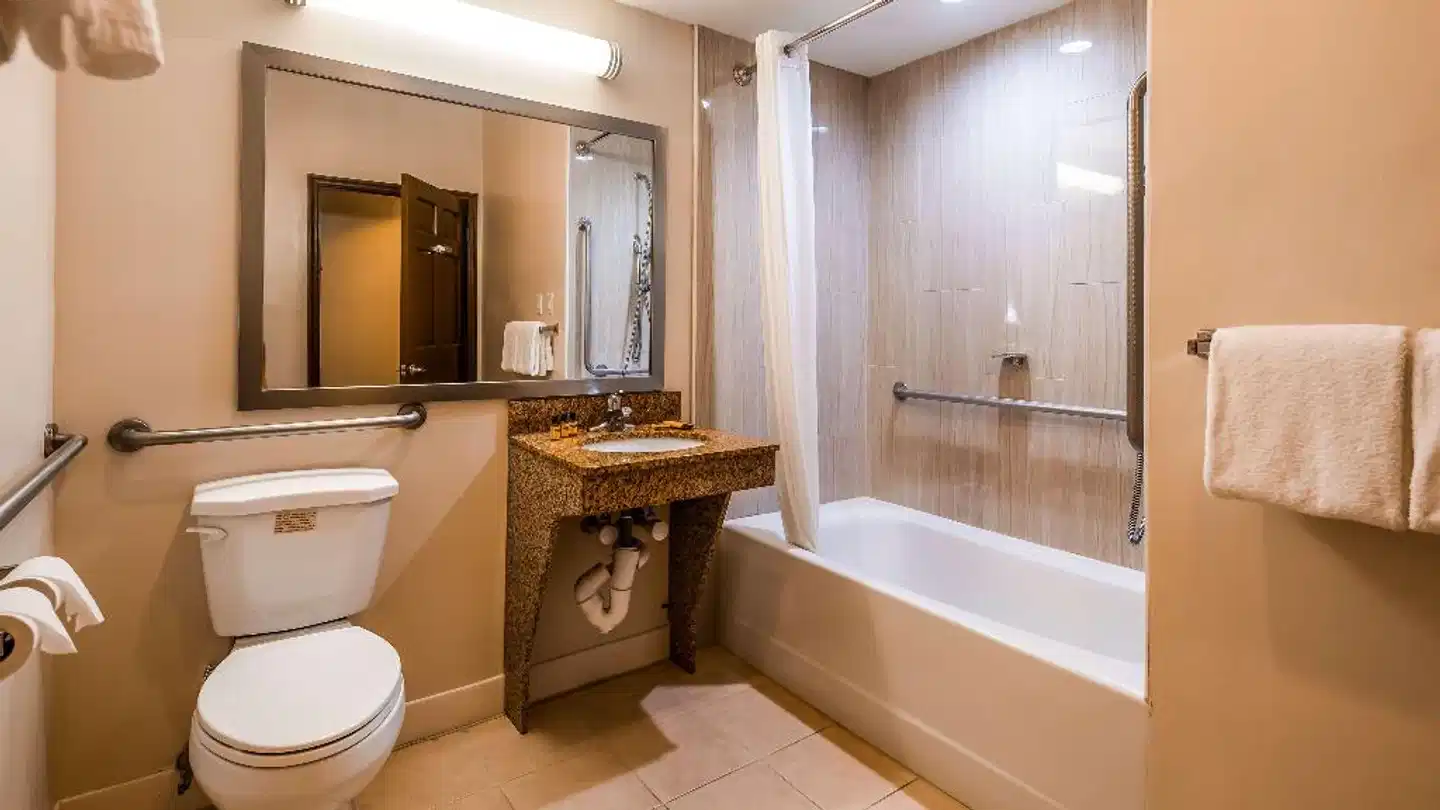 Best Western Plus The Inn & Suites at the Falls Badezimmer