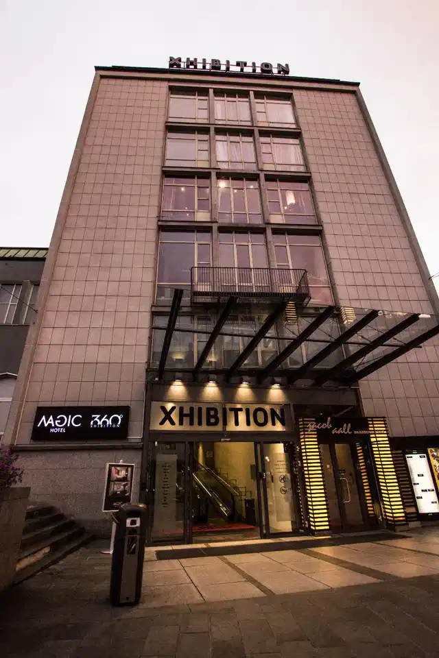 Magic Hotel Xhibition Aussenansicht