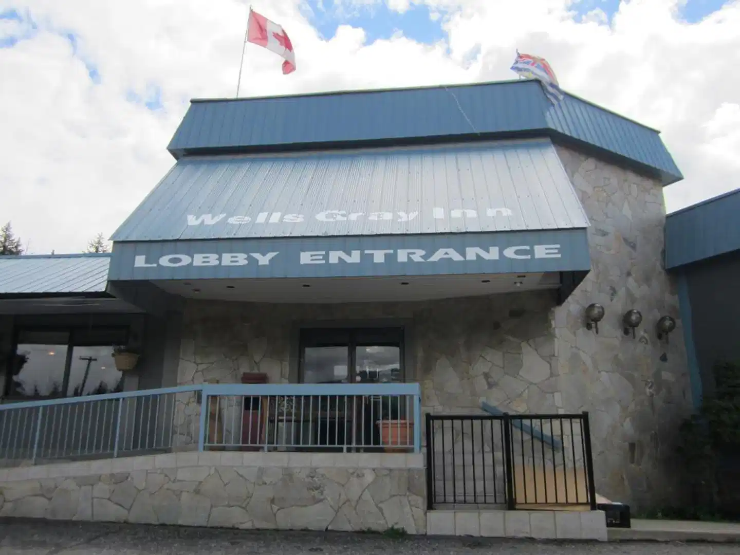 Wells Gray Inn Aussenansicht