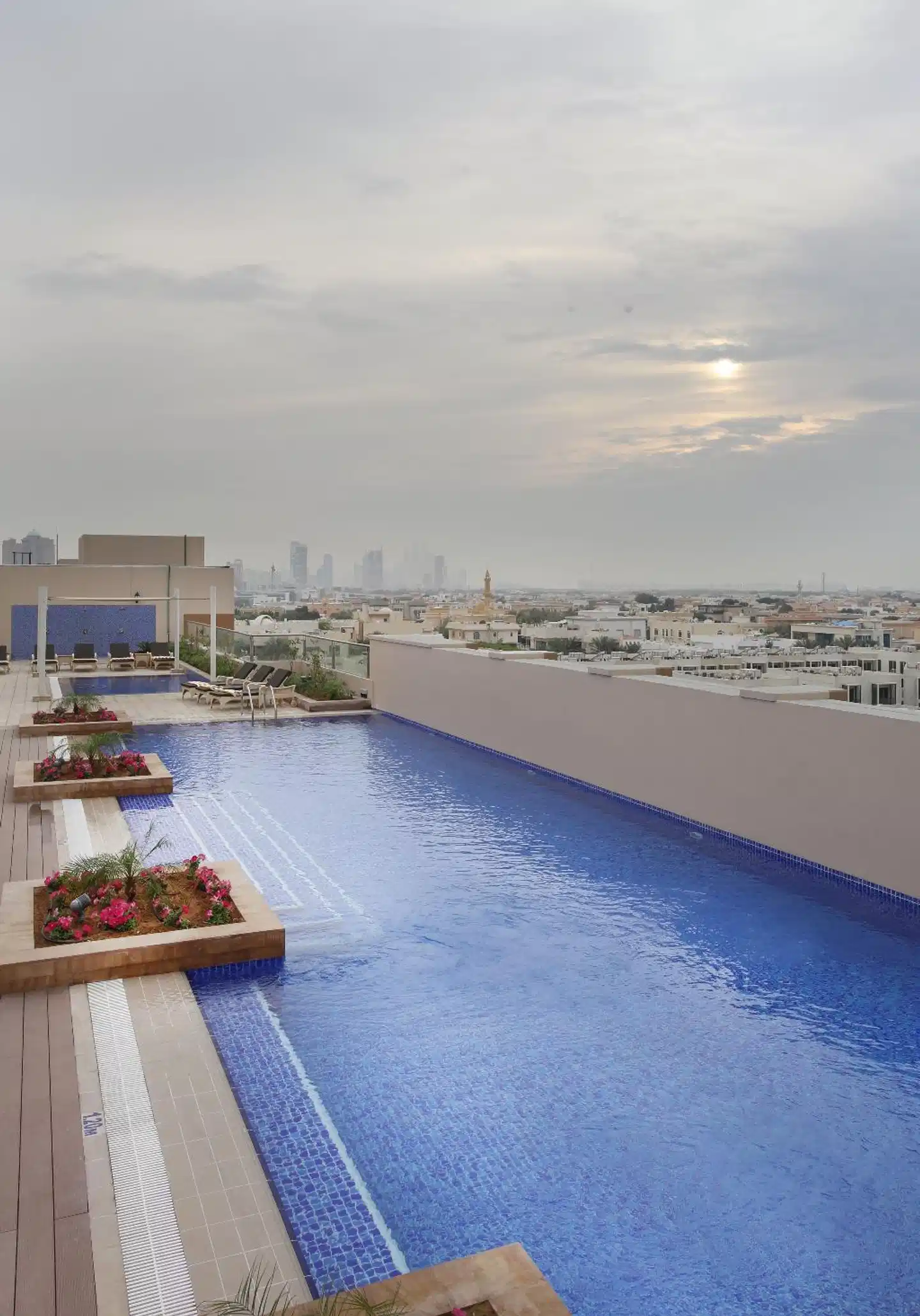 Metropolitan Hotel Dubai Pool