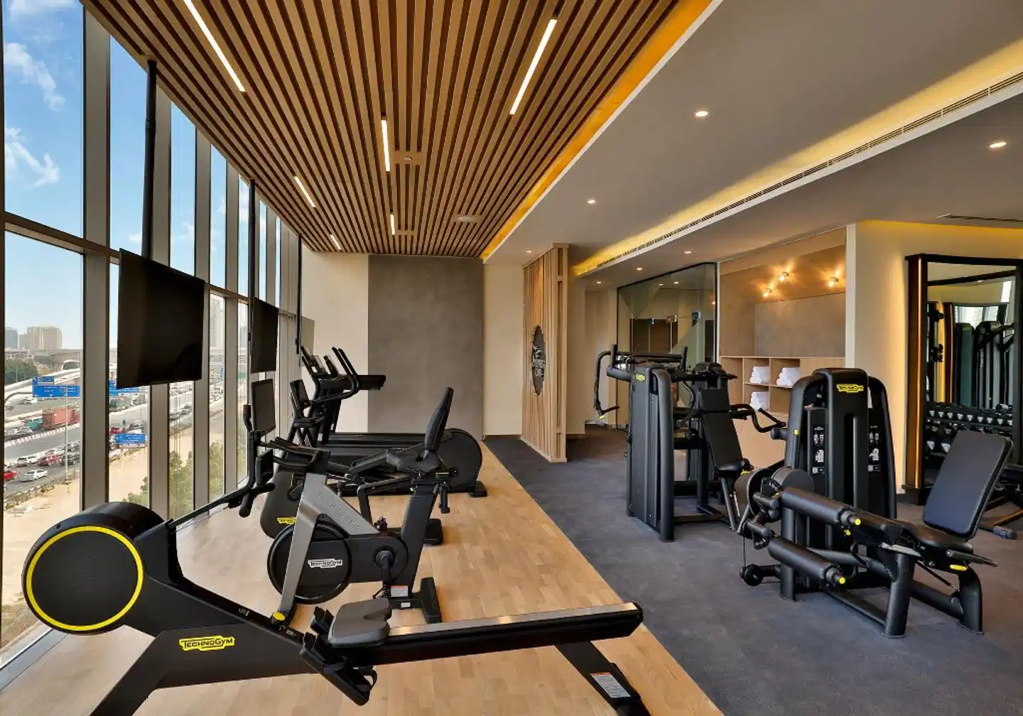 Hotel Local Dubai at Jumeirah Village Triangle Sport und Entertainment