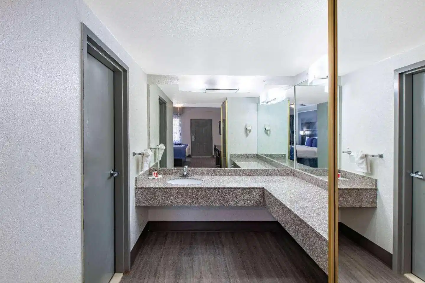 Days Inn & Suites by Wyndham Webster NASA-ClearLake-Houston Wellness