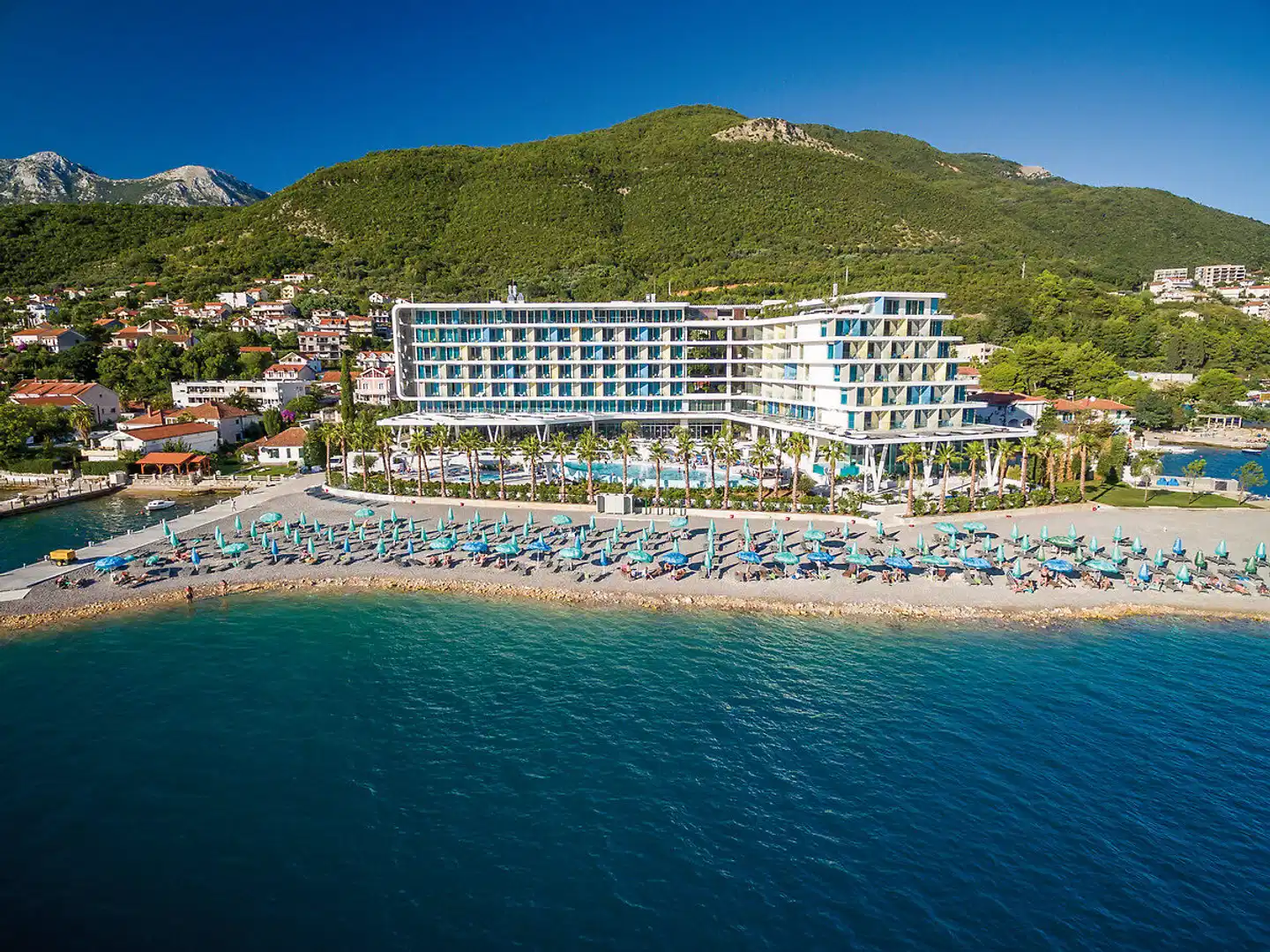 Carine Hotel Kumbor Superior Aussenansicht