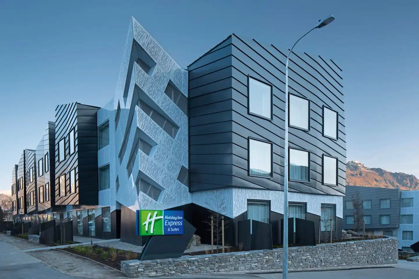 Holiday Inn Express & Suites Queenstown Aussenansicht