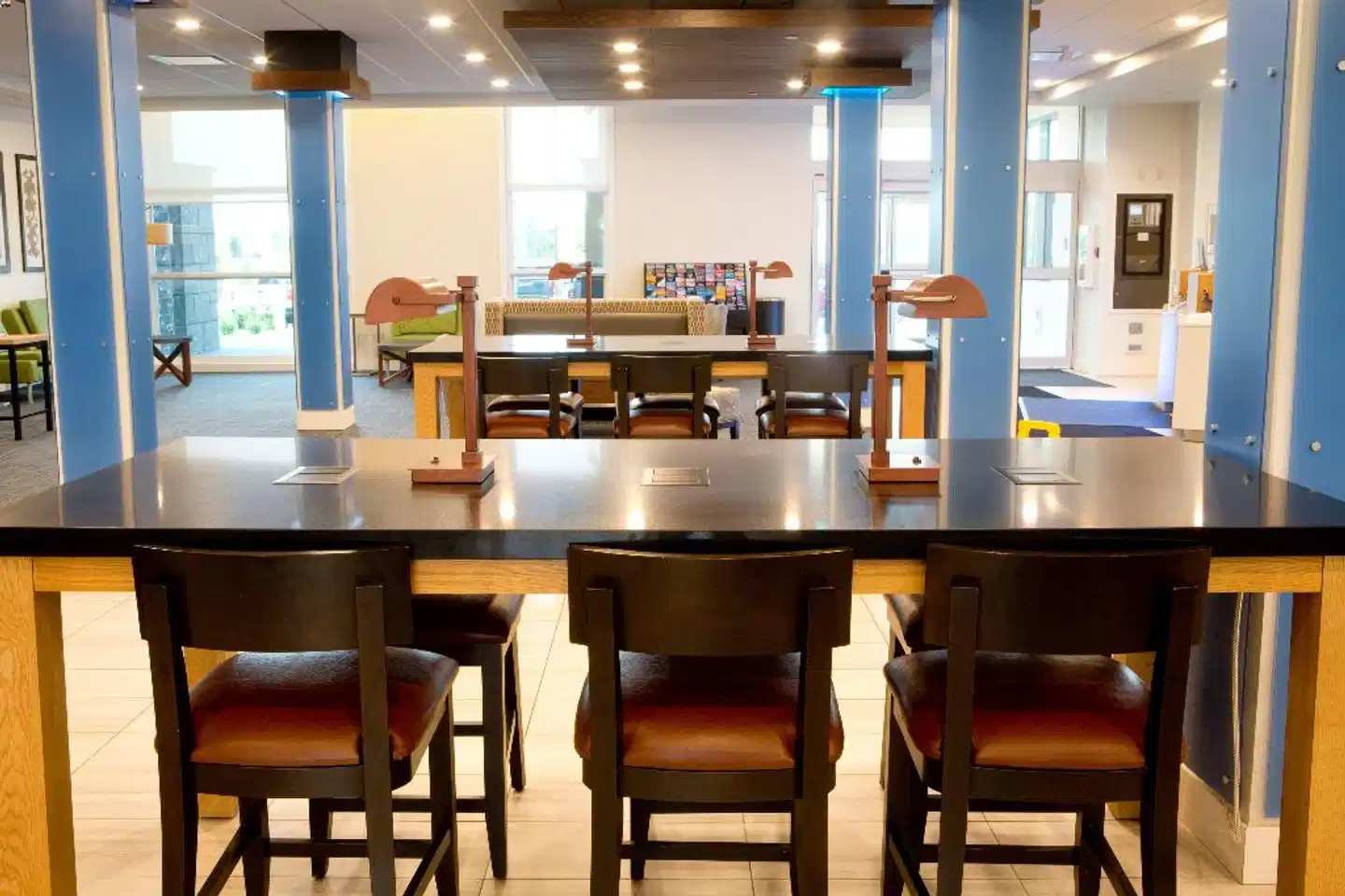 Holiday Inn Express & Suites Edmonton SW - Windermere Bar