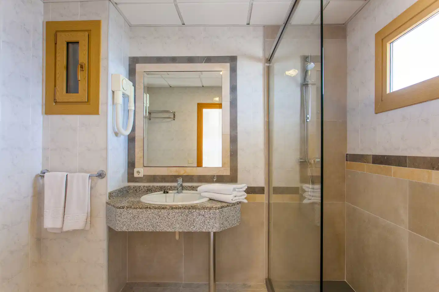 Ben Hur Apartamentos Badezimmer