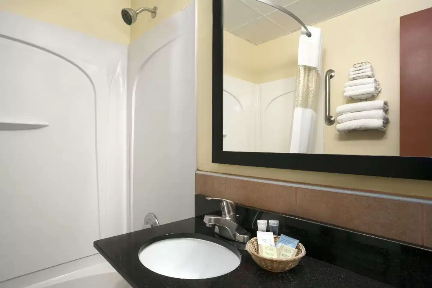 Travelodge by Wyndham Cleveland Lakewood Badezimmer