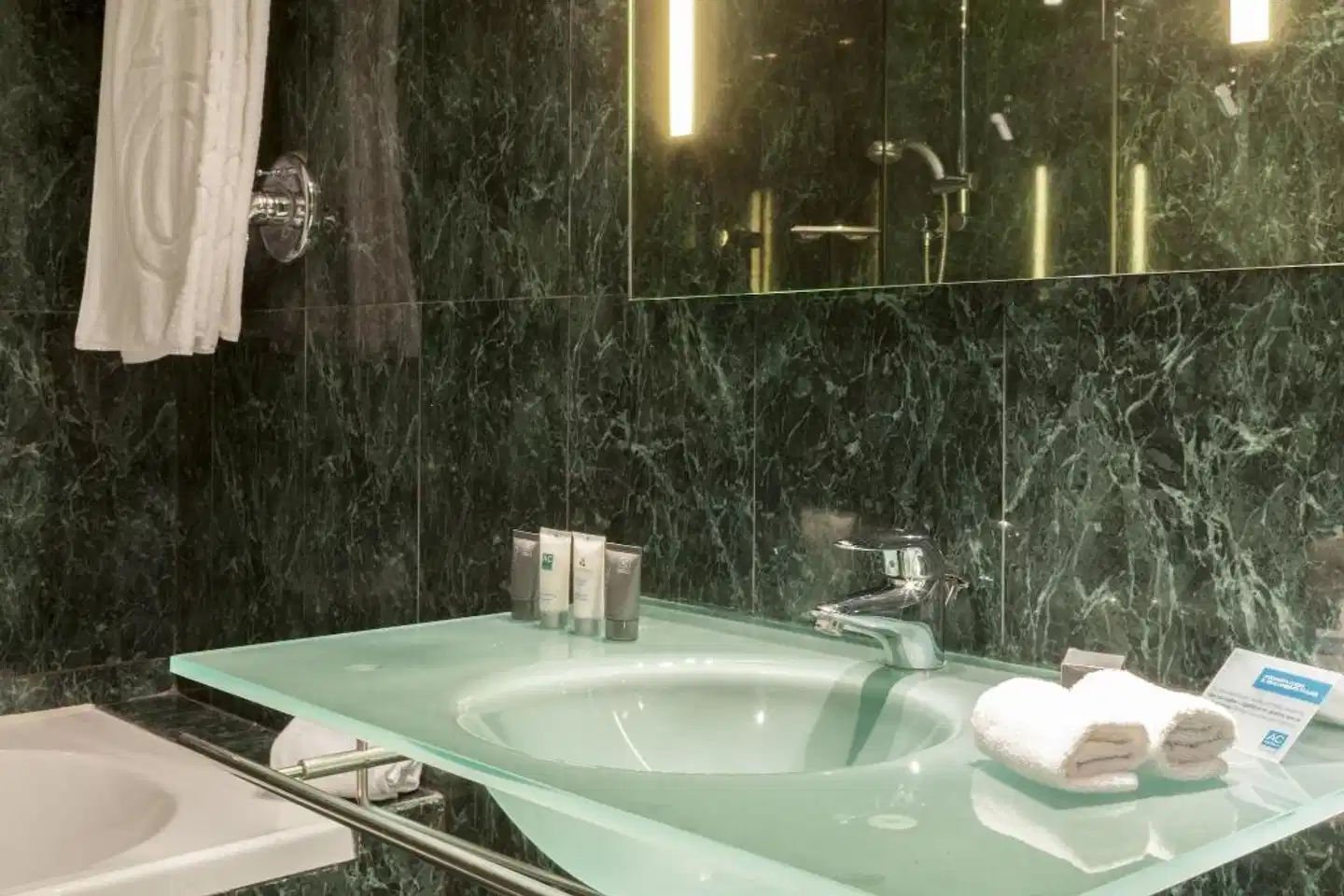 AC Hotel by Marriott Murcia Badezimmer