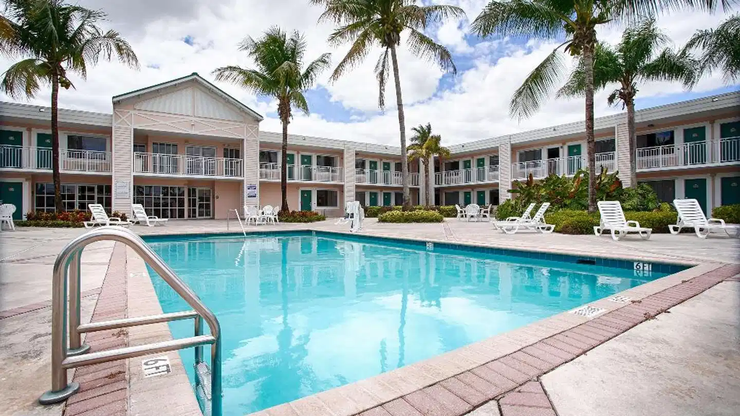 Best Western Gateway To The Keys Pool
