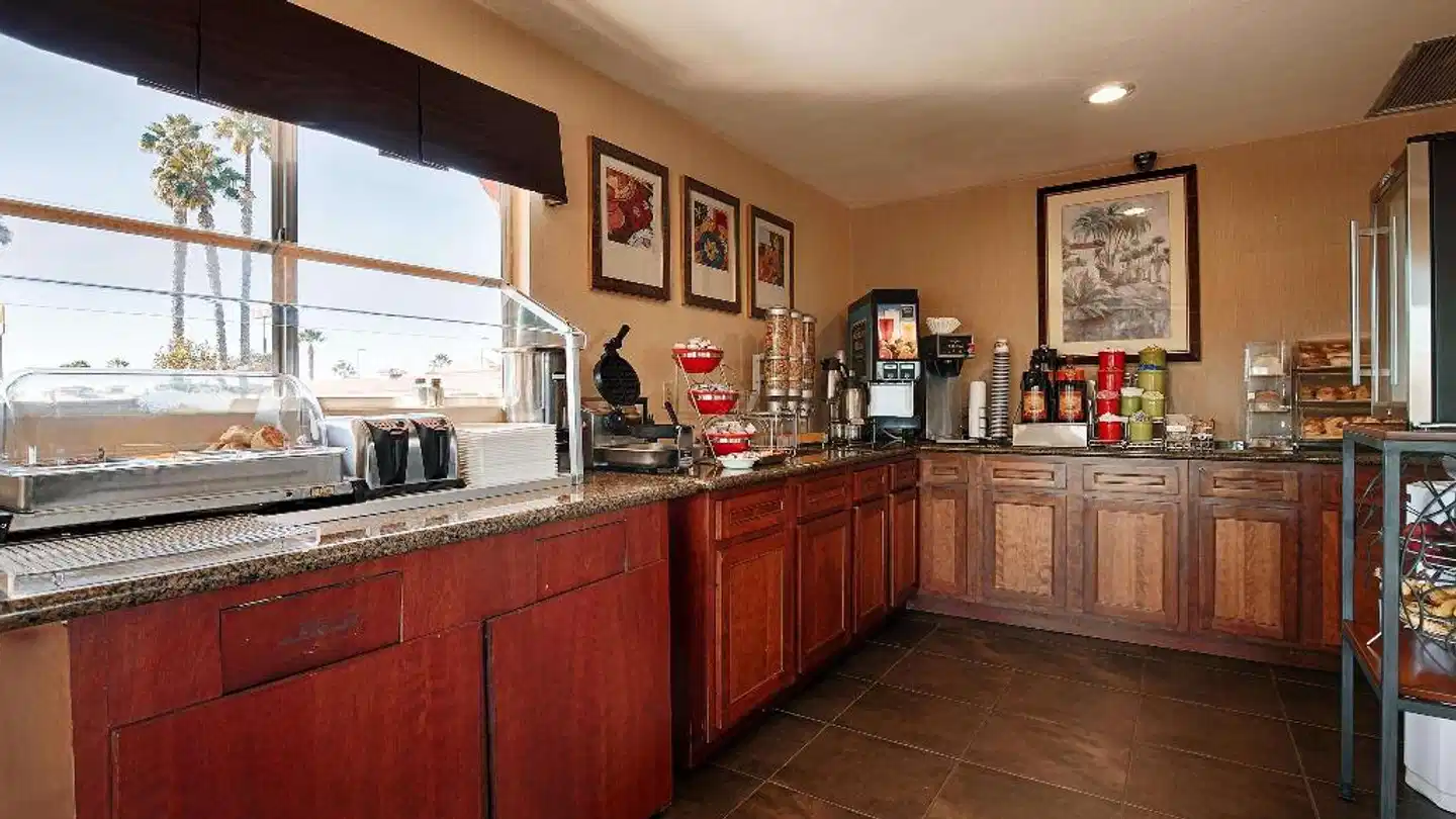 Best Western Sahara Bar