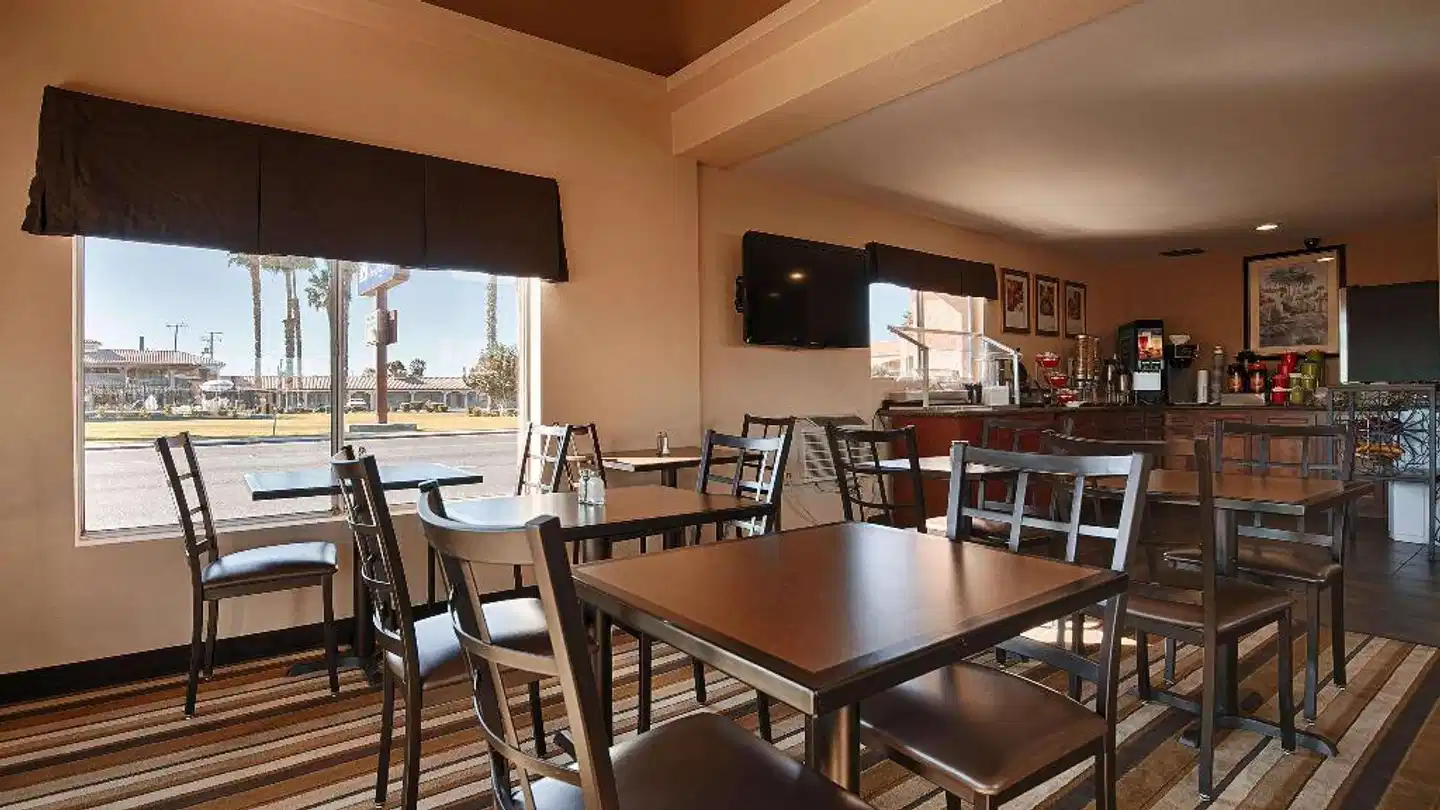 Best Western Sahara Bar