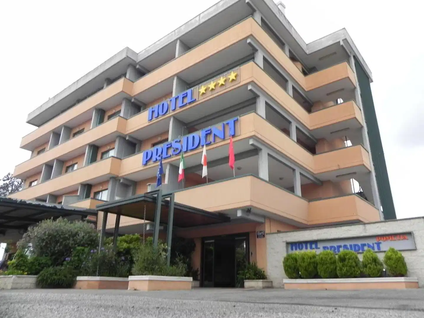 President Pomezia Aussenansicht