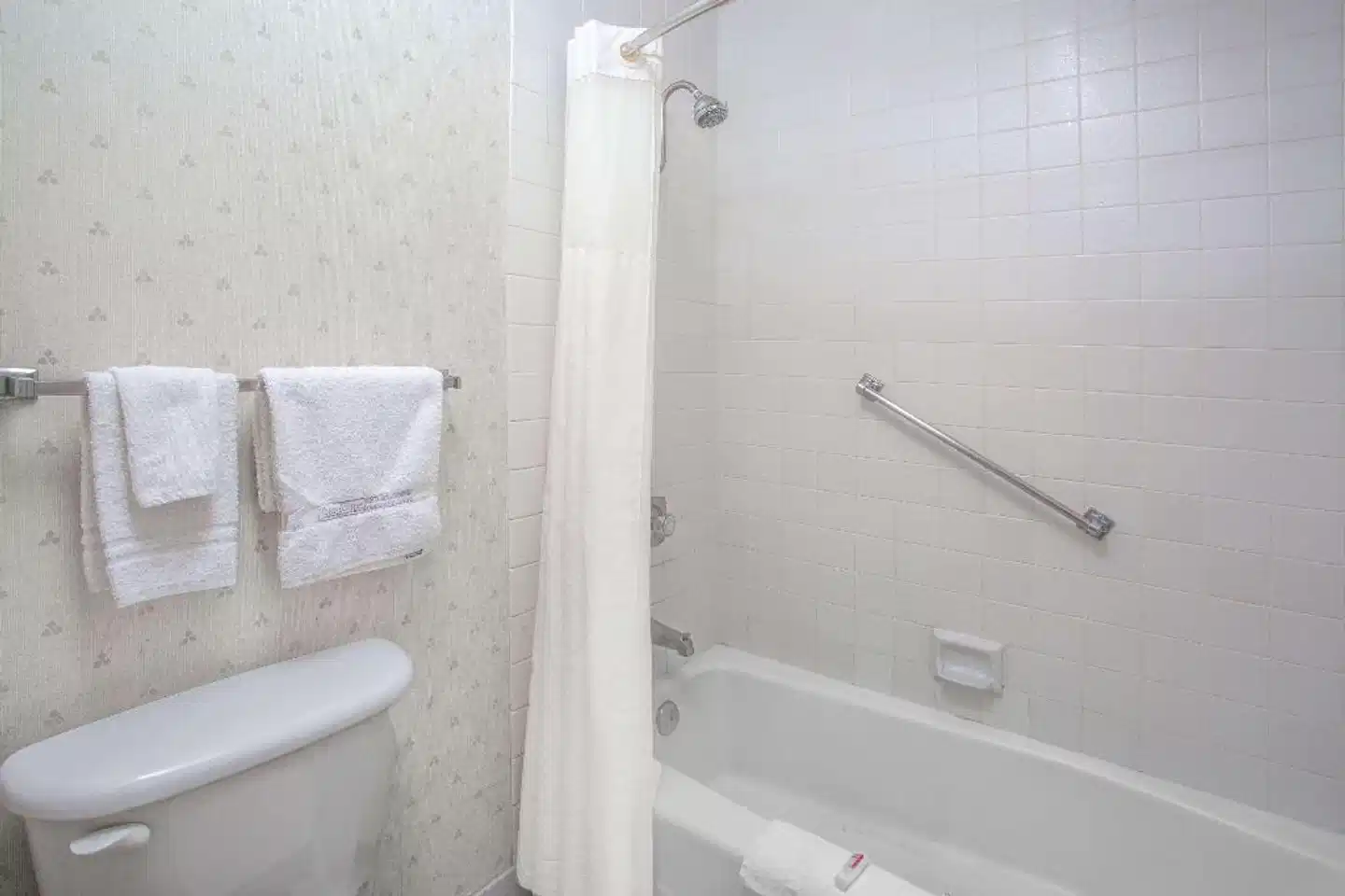 Travelodge by Wyndham Costa Mesa Newport Beach Hacienda Badezimmer