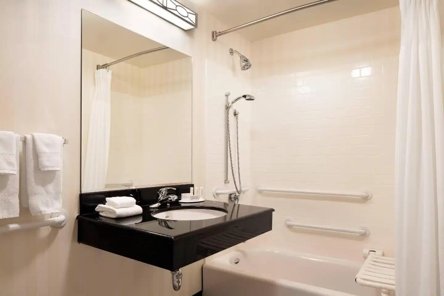 Fairfield Inn & Suites by Marriott Redding Badezimmer