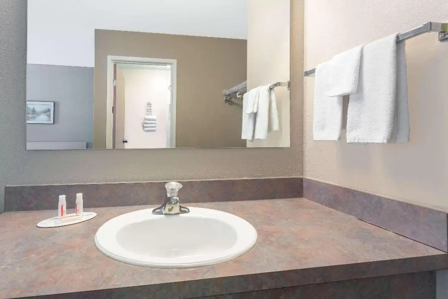 Super 8 by Wyndham Golden Badezimmer