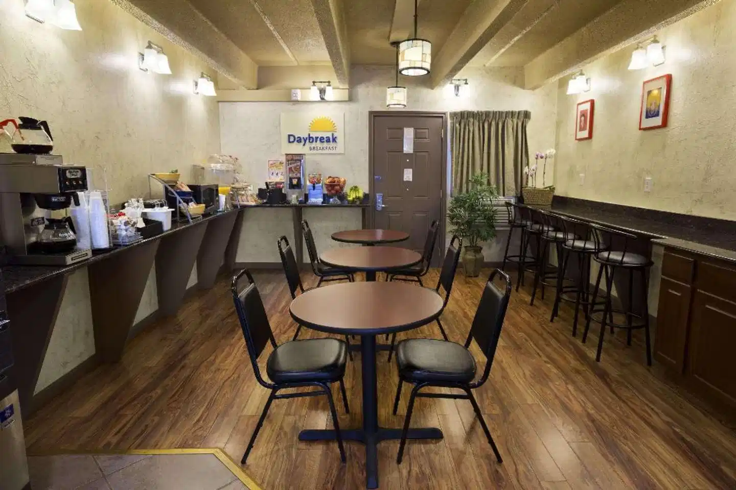 Days Inn by Wyndham Denver Downtown Bar