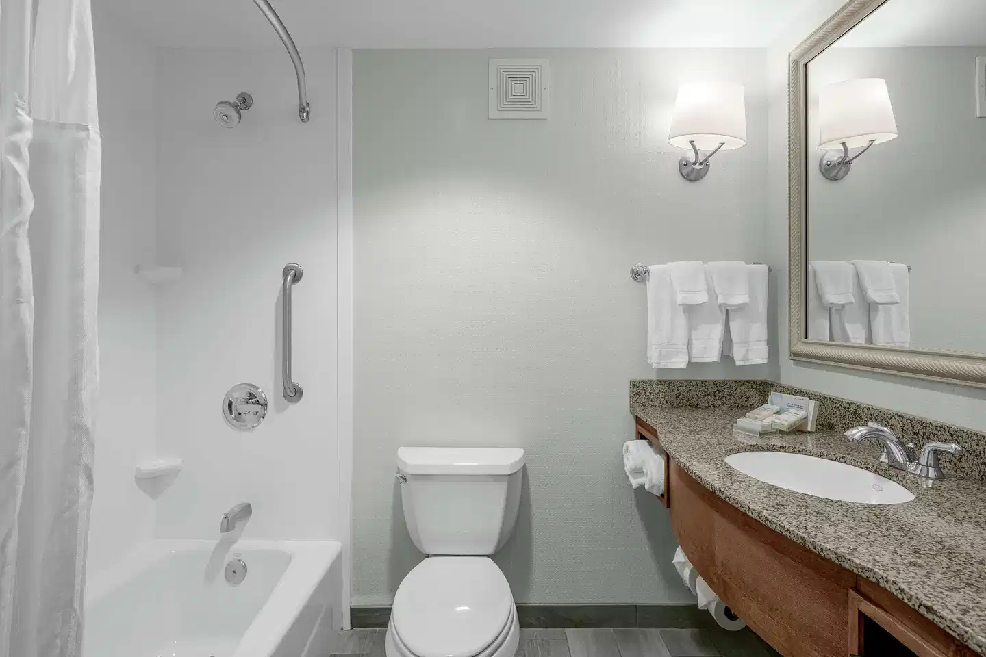 Hilton Garden Inn Wilmington Mayfaire Town Center Badezimmer