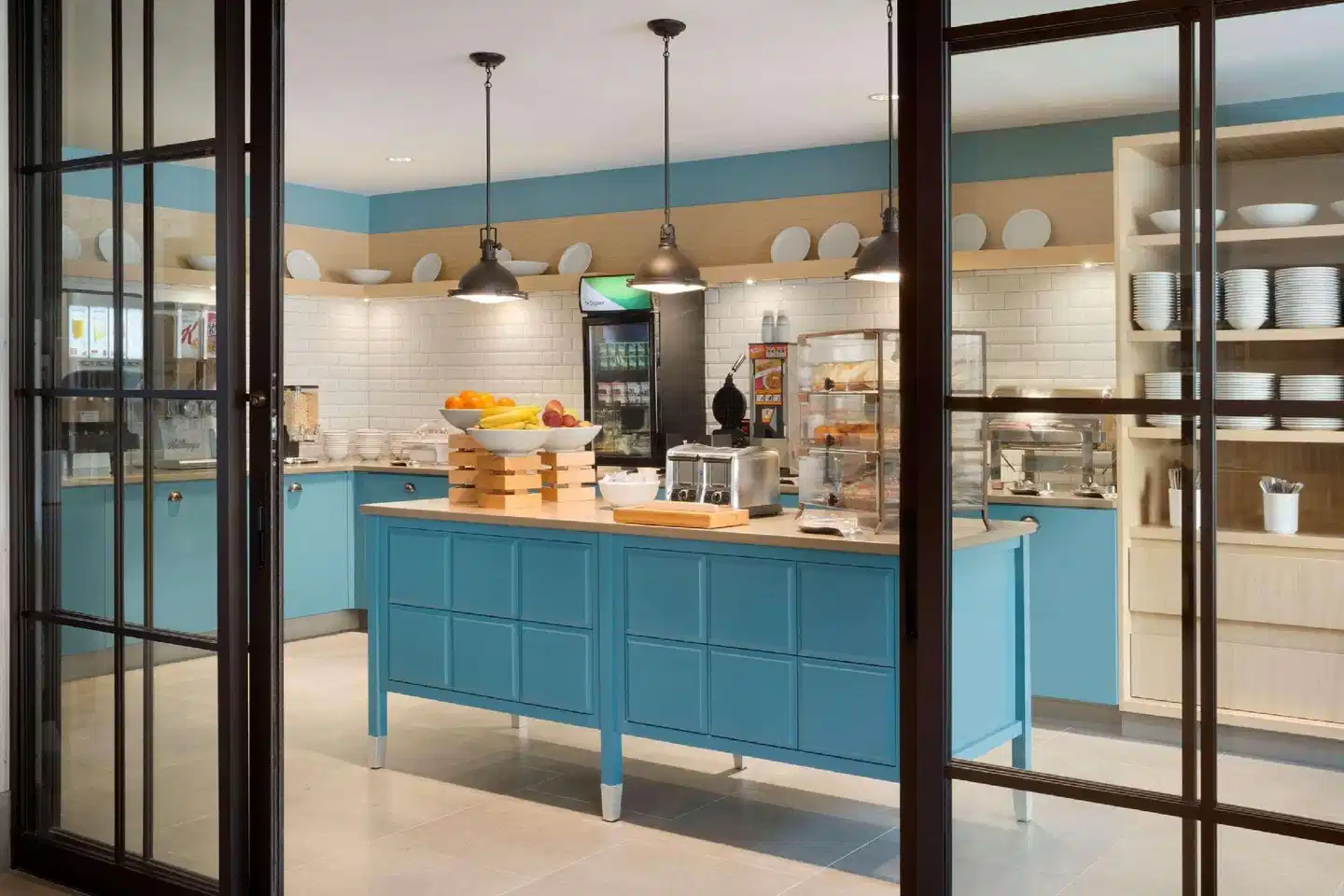 Country Inn & Suites Asheville River Arts District Bar