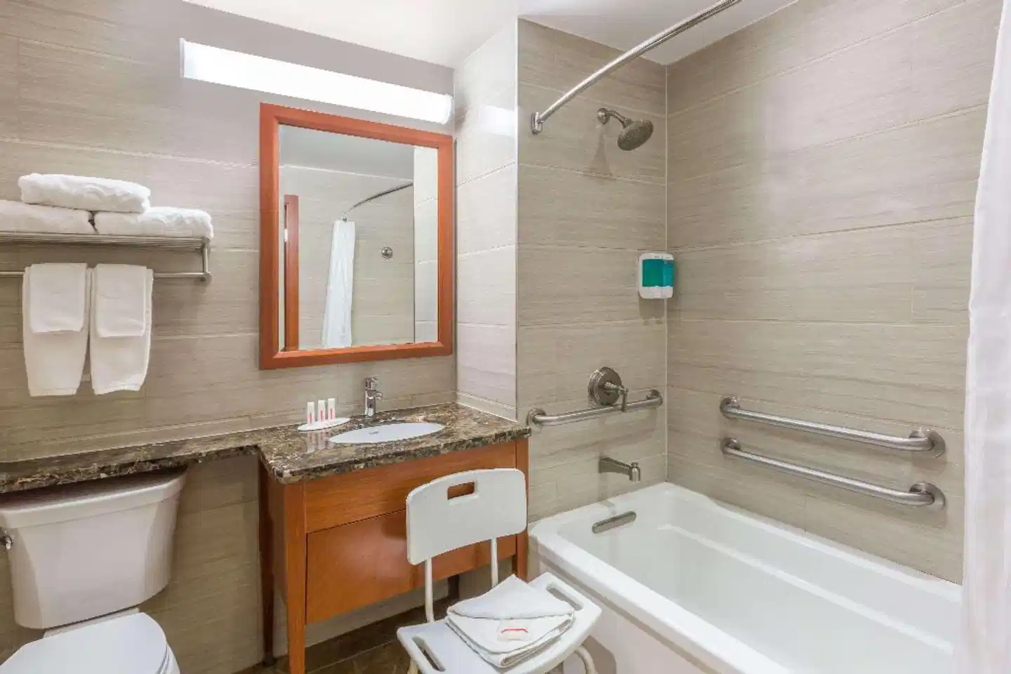 Ramada by Wyndham Flushing Queens Badezimmer