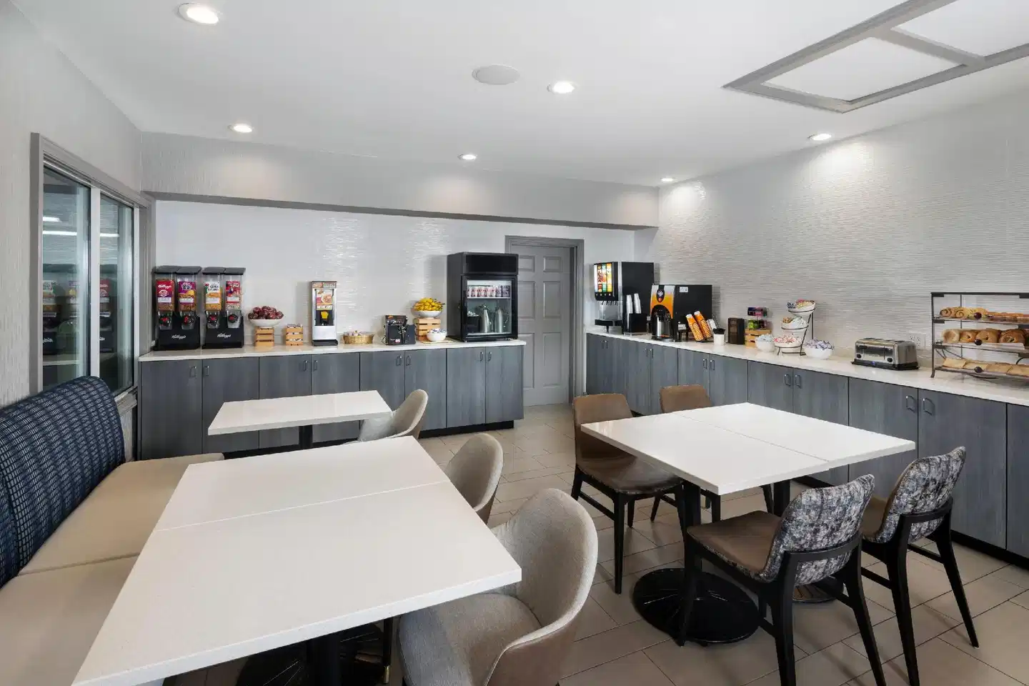 Country Inn & Suites by Radisson, Asheville Downtown Tunnel Road, NC Bar